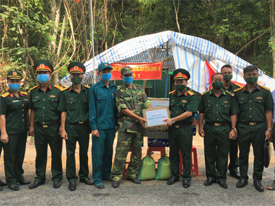 Cục Chính trị tặng quà lực lượng phòng, chống dịch Covid tuyến biên giới Tây Ninh