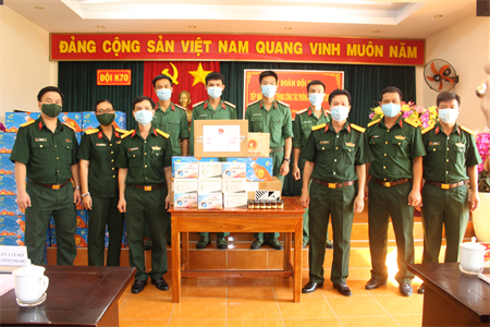 Đoàn cơ sở Cục Chính trị tặng quà phòng, chống Covid-19