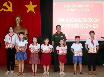 Gần 400 triệu đồng tặng học bổng “Nâng bước em đến trường” năm học 2020-2021