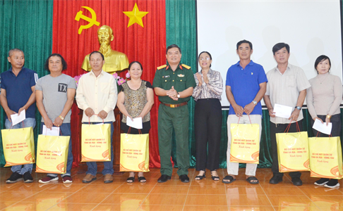 Bộ CHQS tỉnh Bà Rịa - Vũng Tàu: Thăm, tặng quà các chủ phương tiện tàu thuyền tham gia bảo vệ chủ quyền biển, đảo Việt Nam