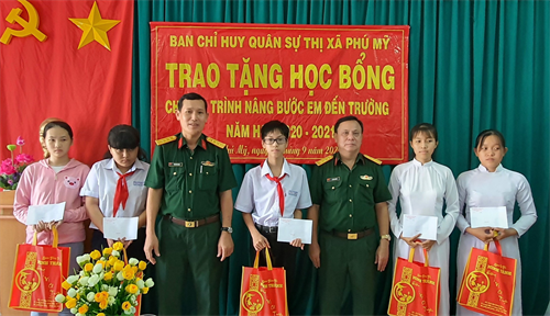 Ban CHQS thị xã Phú Mỹ, tỉnh Bà Rịa - Vũng Tàu: Trao học bổng “Nâng bước em đến trường”