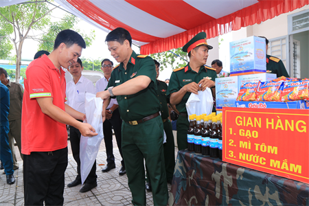 “Siêu thị 0 đồng” giúp người dân khắc phục khó khăn