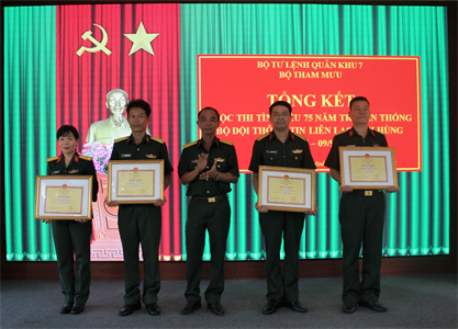 Trao thưởng Cuộc thi tìm hiểu 75 năm Ngày truyền thống Bộ đội Thông tin liên lạc