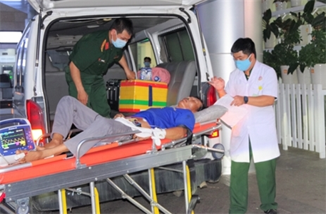 Bệnh viện Quân y 175 điều trị ngư dân bệnh nặng chuyển về từ huyện đảo Trường Sa