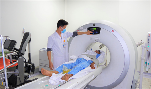 Tổ cấp cứu đường không Bệnh viện Quân y 175 cứu ngư dân ở Trường Sa