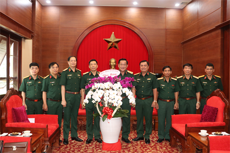 Đoàn cán bộ Học viện Quốc phòng chào xã giao Bộ Tư lệnh Quân khu 7
