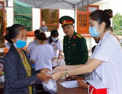 Bệnh viện Quân y 175 khám bệnh, cấp thuốc cho người dân Quảng Ngãi