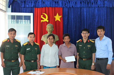 Cục Chính trị trao kinh phí xây tặng "Nhà tình nghĩa quân - dân" tại xã Bình Hòa Nam