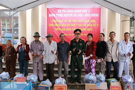 Quân khu 7 và Hội Thiện nguyện Sài Gòn – Bình Dương tặng quà, hỗ trợ Nhân dân tỉnh Quảng Ngãi khắc phục hậu quả bão lũ