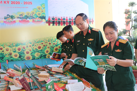 Bộ Tư lệnh Thành phố Hồ Chí Minh tham quan triển lãm 75 năm Ngày truyền thống Quân khu 7