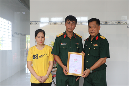 Bộ Tham mưu Quân khu 7 trao nhà đồng đội