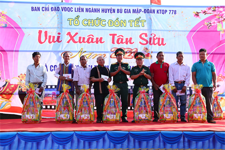 Xuân biên cương, ấm tình quân dân