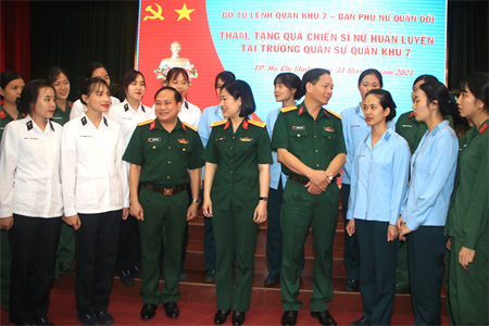 Quân khu 7 và Ban Phụ nữ Quân đội: Thăm, tặng quà nữ tân binh