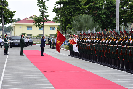 Chủ tịch nước Nguyễn Xuân Phúc tiếp xúc cử tri tại Sư đoàn 317