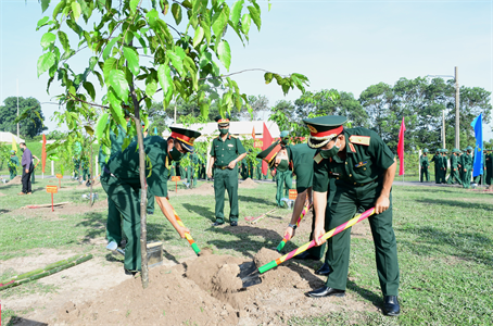 Thiếu tướng Đặng Văn Hùng dự lễ phát động trồng cây tại Sư đoàn 5