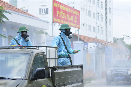 Lực lượng Phòng hóa Quân khu 7 hỗ trợ khử khuẩn các khu vực trọng điểm của Thành phố