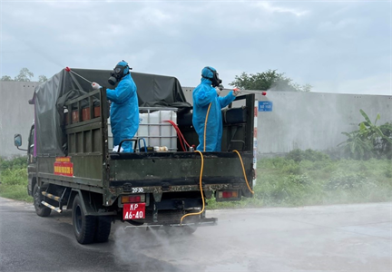 Ban CHQS huyện Củ Chi phối hợp phun tiêu độc, khử khuẩn trên địa bàn
