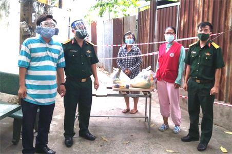 Lữ đoàn 77 tặng quà Nhân dân gặp khó khăn trong mùa dịch