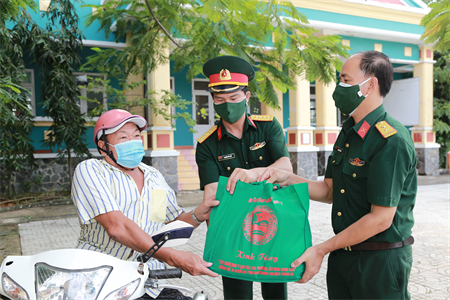 Quân khu 7 trao quà hỗ trợ người dân huyện Cần Giờ chống dịch
