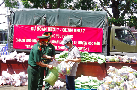 Sư đoàn 317 trao nhu yếu phẩm hỗ trợ Nhân dân ảnh hưởng dịch Covid-19
