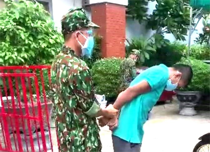 Bộ đội chống dịch hỗ trợ bắt cướp