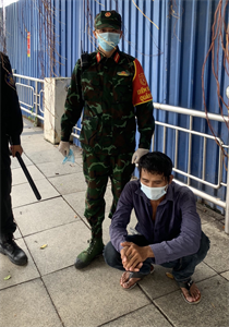 Chiến sĩ Trung đoàn 271 hỗ trợ bắt giữ đối tượng tàng trữ ma túy