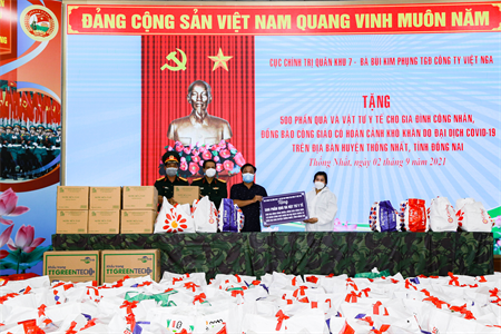 Cục Chính trị Quân khu 7 trao tặng 500 phần quà hỗ trợ công nhân, đồng bào có đạo huyện Thống Nhất