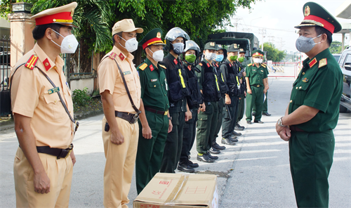 Chính ủy Quân khu 7 thăm, tặng quà, động viên lực lượng phòng chống dịch thành phố Biên Hòa, tỉnh Đồng Nai