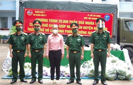Sư đoàn 317 tặng 500 phần quà hỗ trợ gia đình khó khăn mùa dịch