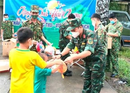 Trường Quân sự Quân khu chăm lo tết Trung thu ở các khu cách ly