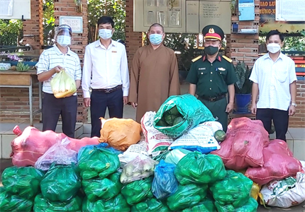 Đoàn Kinh tế - Quốc phòng 778 tặng quà các đơn vị tuyến đầu chống dịch