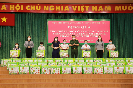 Cục Chính trị Quân khu 7 trao tặng gần 200 phần quà cho trẻ em mồ côi huyện Bình Chánh