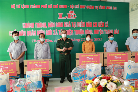 Bộ Tư lệnh TP.HCM bàn giao nhà tại Điểm dân cư liền kề Chốt dân quân biên giới tỉnh Long An