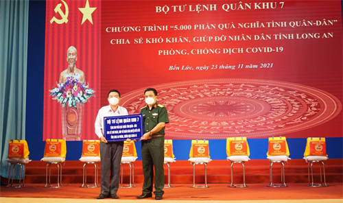 Huyện Bến Lức tiếp nhận 500 phần quà nghĩa tình từ Bộ Tư lệnh Quân khu 7
