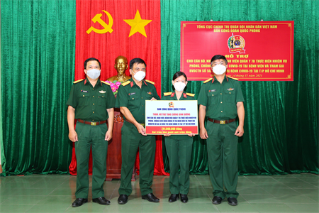 Bộ Tư lệnh Quân khu 7 thăm, tặng quà hỗ trợ Bệnh viện Quân y 7B và Quân dân y miền Đông