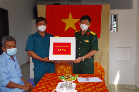 Trường Quân sự Quân khu 7 trao nhà tình nghĩa quân - dân cho nguyên học viên của nhà trường