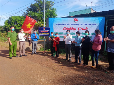 Đoàn Thanh niên tỉnh Bình Phước bàn giao công trình “Ánh sáng biên cương”