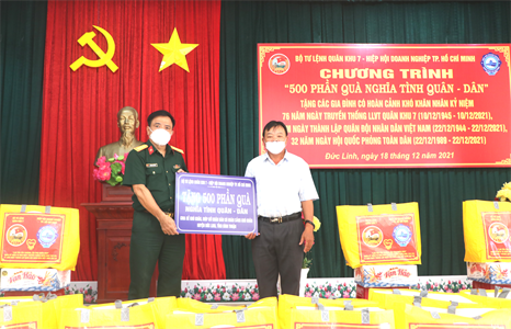 Nhân dân huyện Đức Linh nhận 500 phần quà Bộ Tư lệnh Quân khu 7 trao tặng