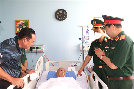 Bộ trưởng Bộ Quốc phòng thăm, tặng quà cán bộ, sỹ quan cao cấp đang điều trị tại Bệnh viện Quân y 175