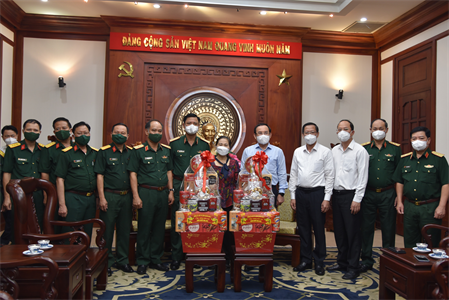 Tư lệnh Quân khu chúc Tết Thành ủy, UBND Thành phố Hồ Chí Minh