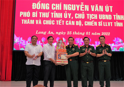Chủ tịch UBND tỉnh Long An thăm, chúc Tết Bộ CHQS tỉnh
