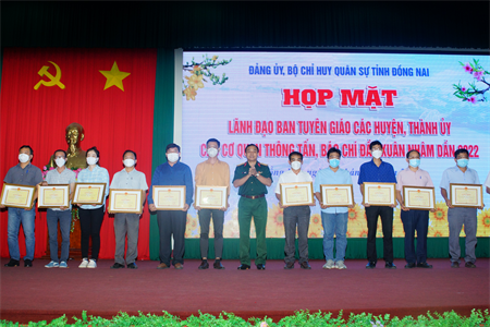 Đảng ủy, Bộ CHQS tỉnh Đồng Nai họp mặt lãnh đạo Ban Tuyên giáo, báo chí trên địa bàn