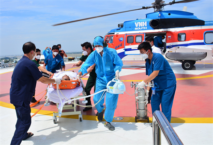 Bệnh viện Quân y 175 cấp cứu bệnh nhân từ đảo Trường Sa về đất liền bằng trực thăng