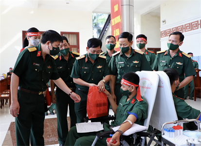 Tuổi trẻ quân đội xung kích hiến máu tình nguyện