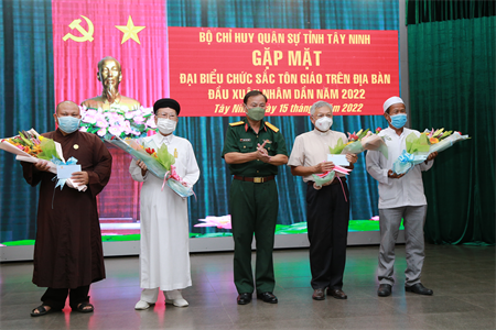 Bộ Chỉ huy Quân sự tỉnh Tây Ninh gặp mặt đại biểu chức sắc tôn giáo