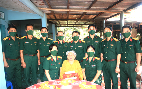 Quân khu 7 tặng quà Mẹ Việt Nam Anh hùng và các cháu mồ côi do Covid-19 trên địa bàn huyện Củ Chi
