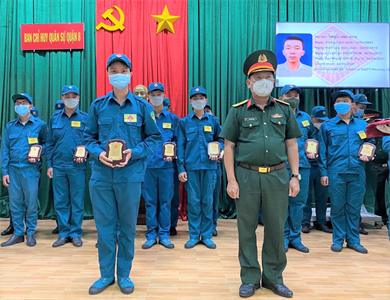 Ban CHQS Quận 8 tuyên dương 38 dân quân “mẫu mực, tiêu biểu, trách nhiệm”