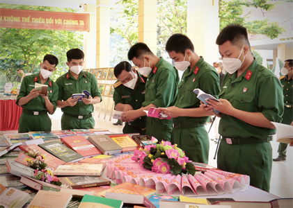 Quân khu 7 hưởng ứng Ngày sách và văn hóa đọc Việt Nam năm 2022