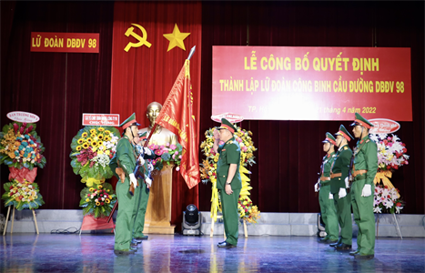 Công bố Quyết định thành lập và trao Quân kỳ Quyết thắng cho Lữ đoàn Công binh cầu đường dự bị động viên 98