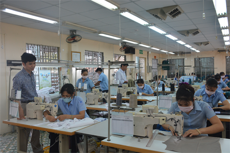 Xí nghiệp May Cục Hậu cần Quân khu 7 nỗ lực giữ vững nhịp độ sản xuất